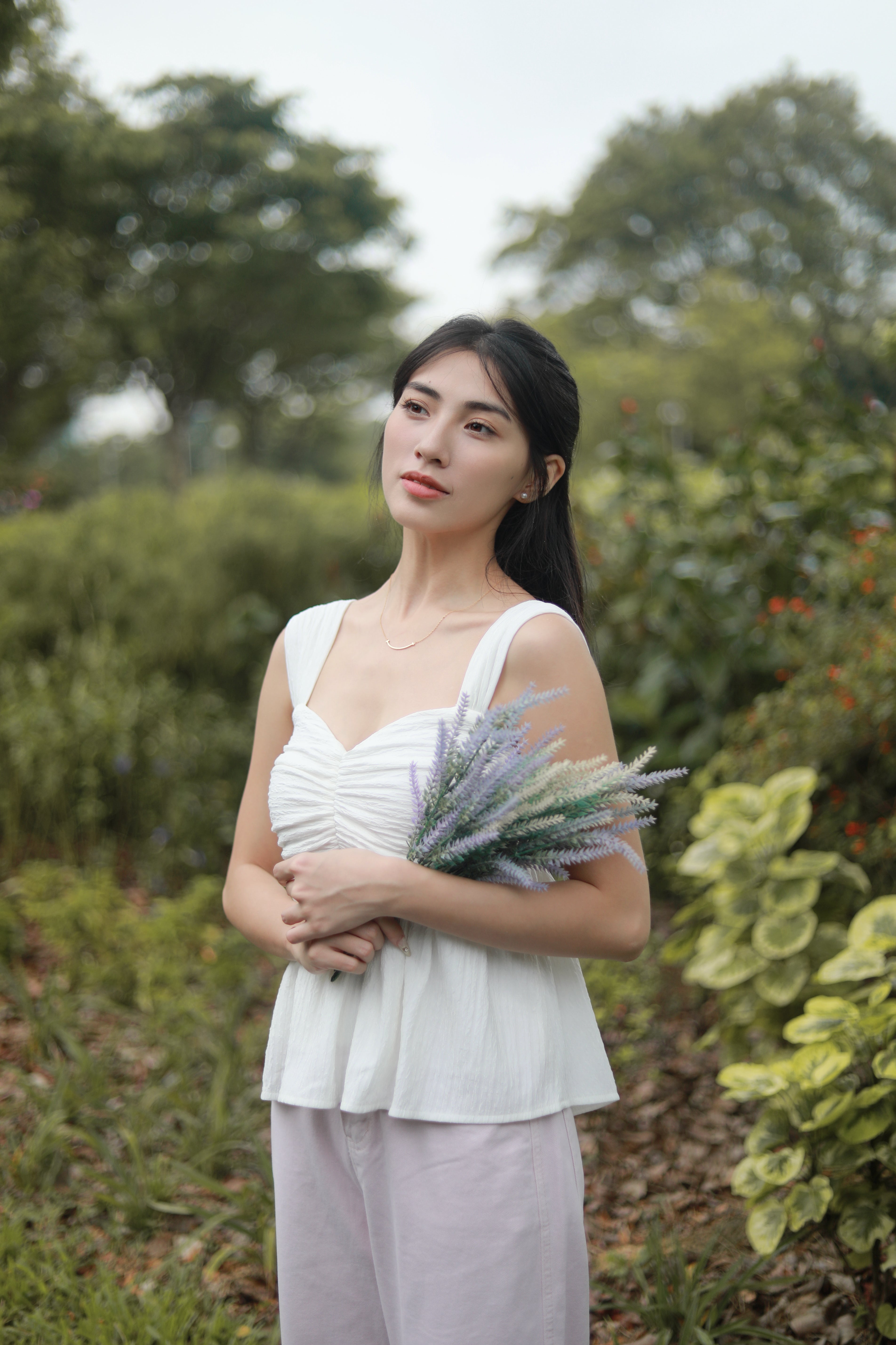 KIARA TEXTURED RUCHED SLEEVELESS TOP IN WHITE