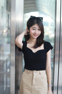 TRIVIA SWEETHEART KNIT TOP IN BLACK