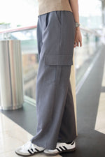 Load image into Gallery viewer, PEYTON CARGO POCKET PANTS IN GREY
