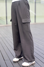 Load image into Gallery viewer, PEYTON CARGO POCKET PANTS IN BLACK
