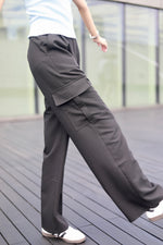 Load image into Gallery viewer, PEYTON CARGO POCKET PANTS IN BLACK
